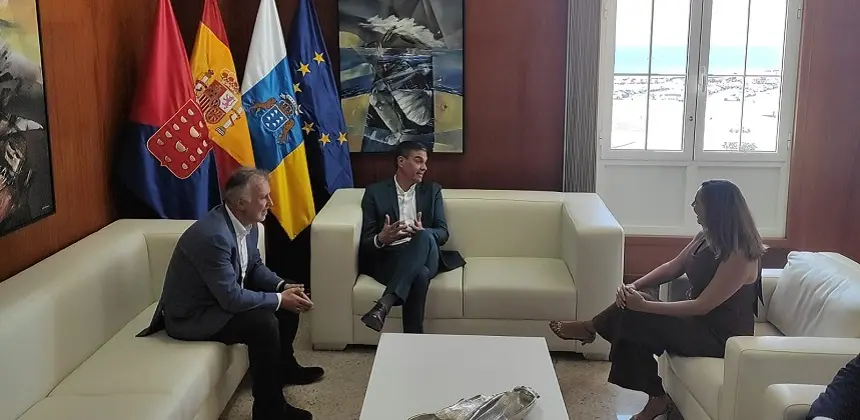 Imagen de Pedro Sánchez junto a Ángel Víctor Torres y María Dolores Corujo.