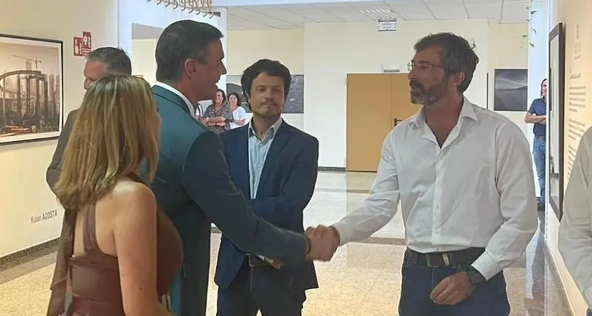 Imagen de Pedro Sánchez saludando a Pedro San Ginés durante su visita al Cabildo de Lanzarote.