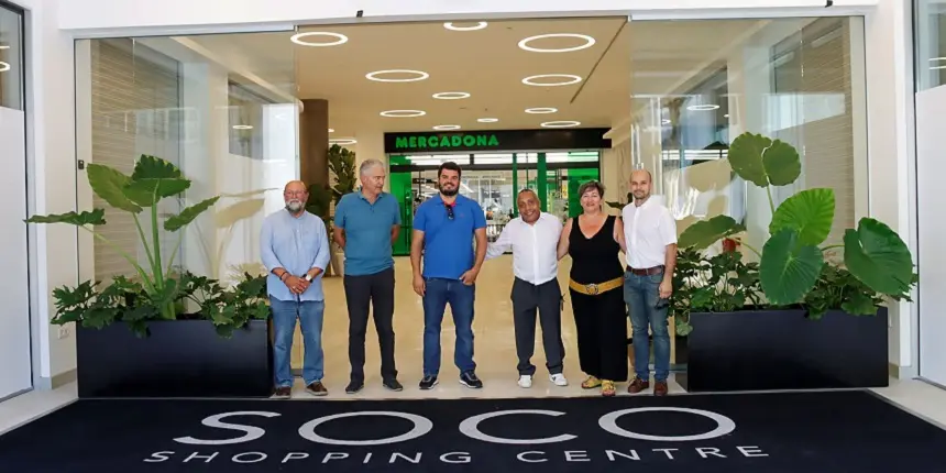 José Juan Cruz justo a los concejales de Tías en su visista a el centro comercial SOCO.