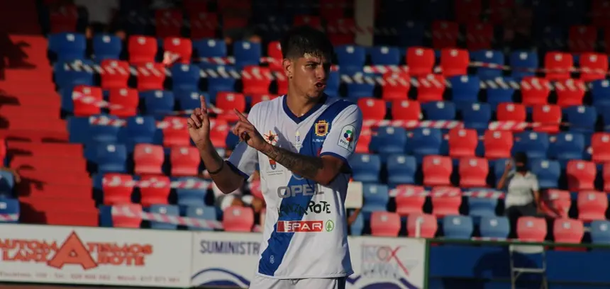 Imagen de Julyan Ayala disputando un partido con la UD Lanzarote.