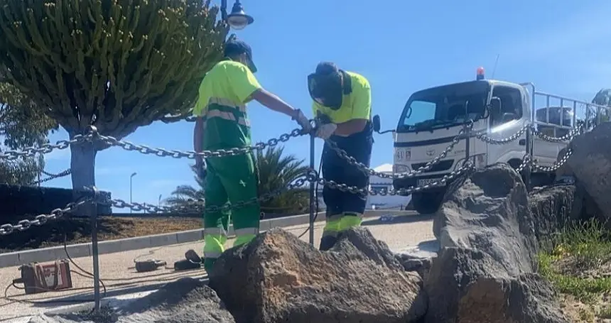 Imagen de operarios subsanando desperfectos en Tías.