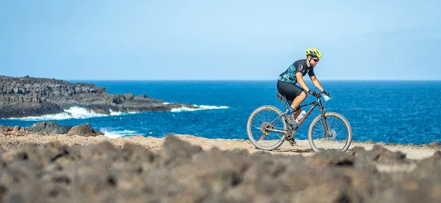 Imagen de uno de los participantes de la prueba de Mountain Bike de la Yaiza Extremo.