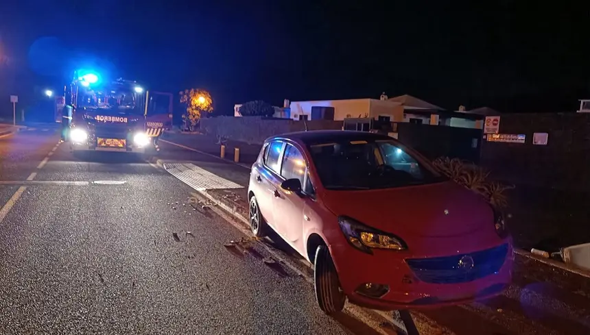 Imagen del vehículo tras chocar con una farola en Playa Blanca.