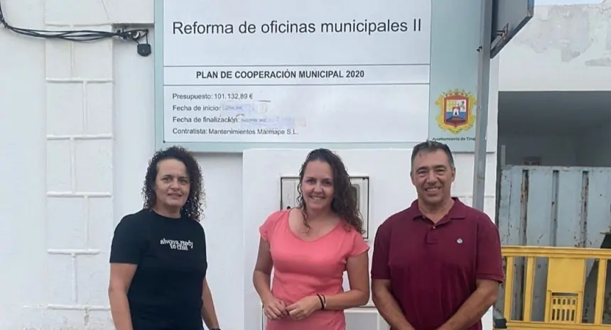 Imagen de los representantes del PSOE en Tinajo junto a la reforma de las oficinas municipales II.