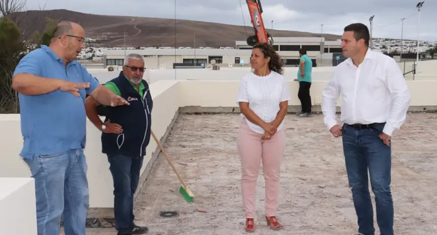 Óscar Noda junto a Rubén Arca y Silvia Santana en su visita a las obras en el CEIP Playa Blanca.