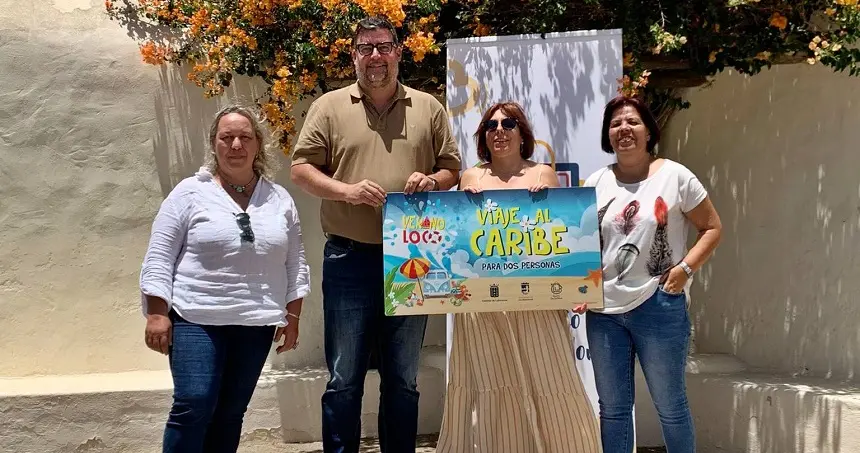 Isidro Pérez, Alma González y Guadalupe Fiorelli junto a la ganador del campaña Verano Loco.