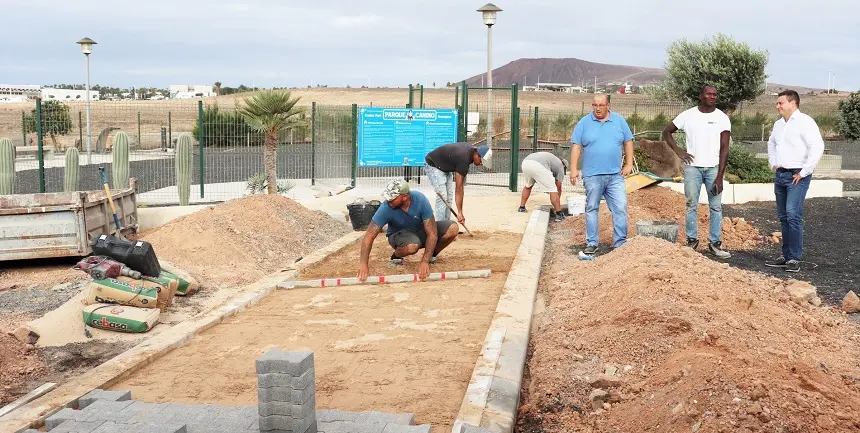 Imagen de Óscar Noda junto a Rubén Arca en las obras de accesibilidad en el parque canino de Playa Blanca.