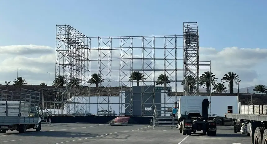 Imagen de los operarios preparando las estructuras para el concierto en el Recinto Ferial de Arrecife.