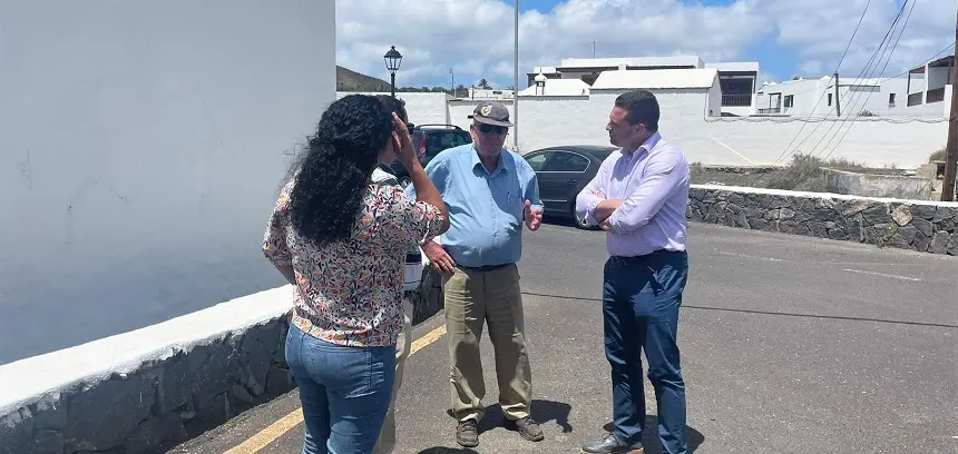 Óscar Noda en su visita al pueblo de Uga.