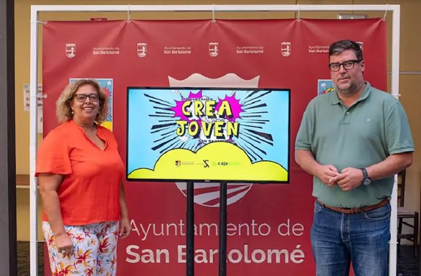 Isidro Pérez junto a Ana María Lopes presentando el concurso Crea Joven.