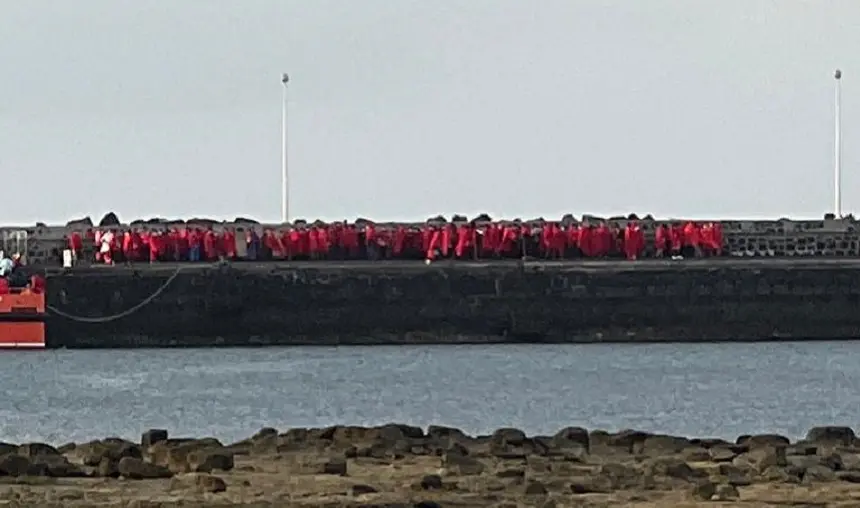 Imagen de los inmigrantes en el Muelle Comercial.