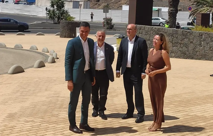 Imagen de Pedro sánchez junto a María Dolores Corujo, Ángel Víctor Torres y el delegado del Gobierno.