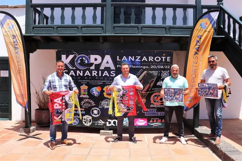Imagen de Óscar Noda y Ángel Lago presentado la competeción de pesca en kayak