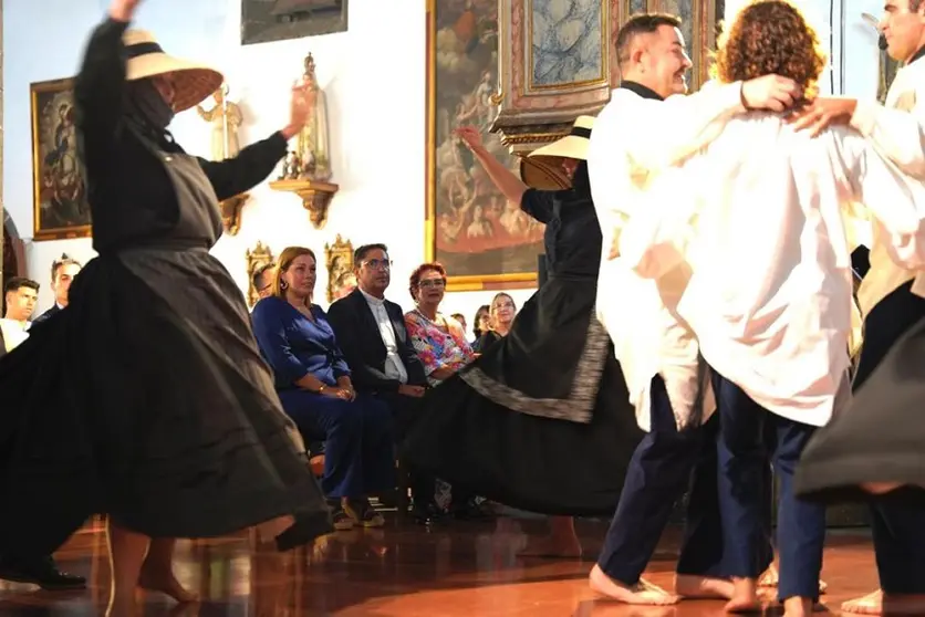 Imagen de Astrid Pérez y Encarna Páez disfrutando de las actuaciones en el interior de la iglesia de San Ginés.