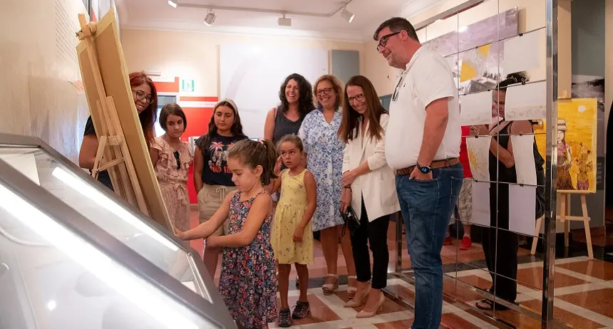 Imagen de la inauguración de la exposición de pintura creativa.