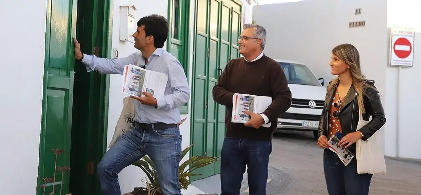 Imagen de los concejales socialistas de Teguise durante la realización de su iniciativa.