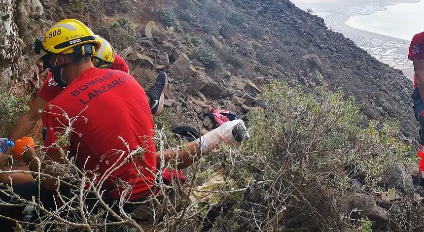 Imagen de los bomberos durante el rescate en el Risco de Famara.
