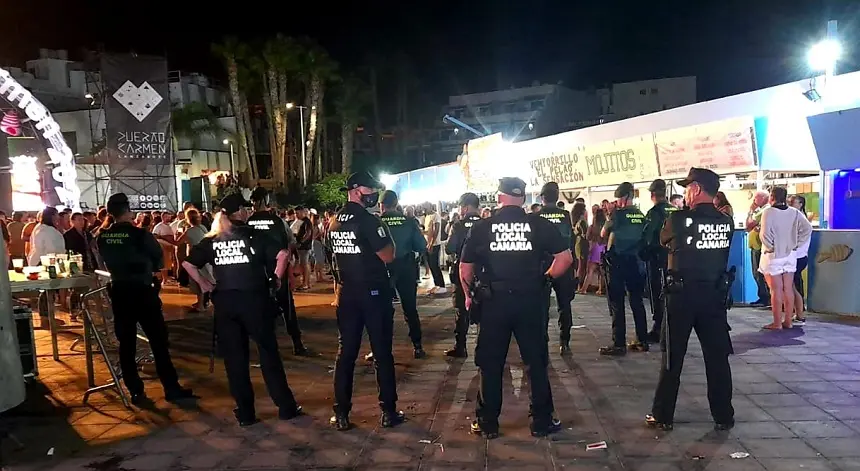 Imagen de los diferentes cuerpos de seguridad durante el desarrollo de las fiestas de Puerto del Carmen.