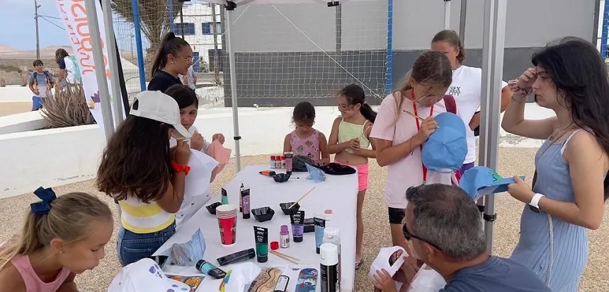 Imagen de los más pequeños de la Caleta de Famara disfrutando de las actividades del Día de la Juventud.