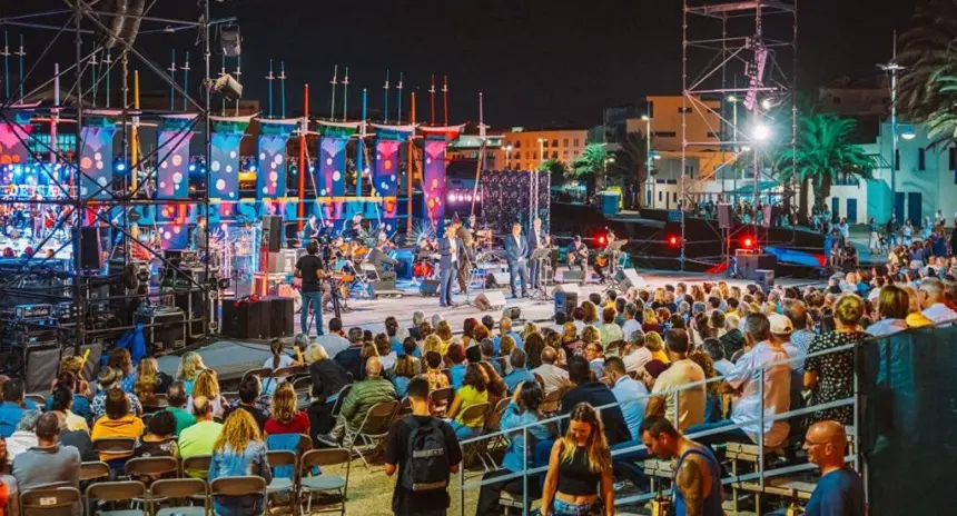 Imagen de la gran afluencia de público presente durante una de las actuaciones realizadas en el escenario del Charco de San Ginés por las fiestas.