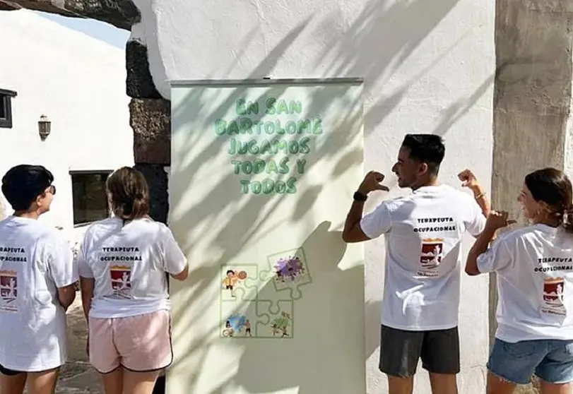 Imagen de participantes en las actividades adaptadas e inclusivas junto a un cartel promocional.