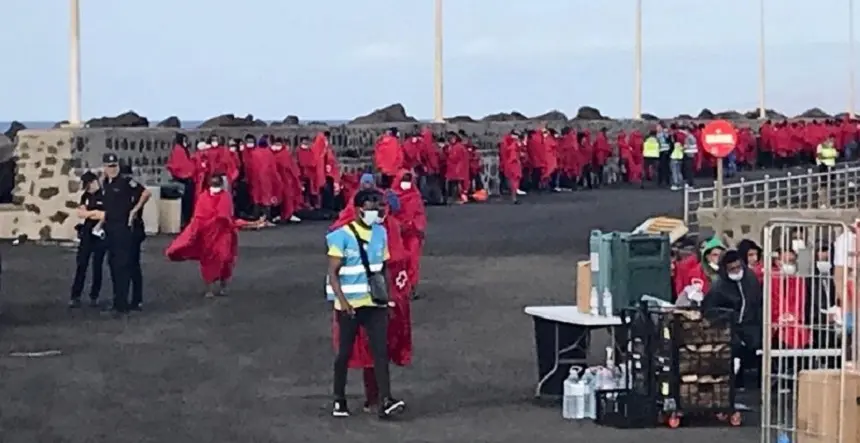 Imagen de los inmigrantes llegados al muelle de Arrecife.