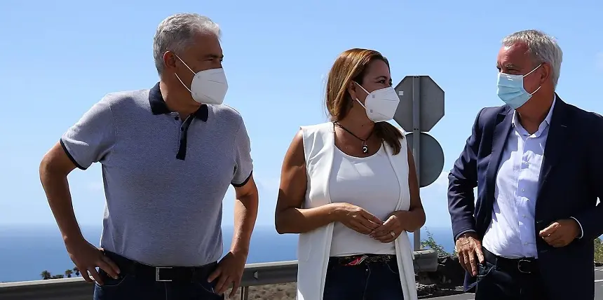 Imagen de José Juan Cruz junto a María Dolores Corujo y Sebastían Franquis.