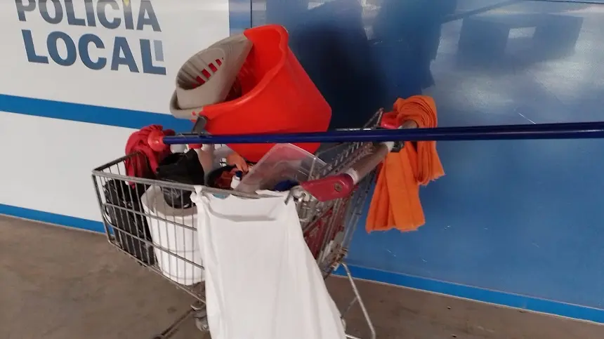 Imagen del carro de la compra que utiliza el personal de limpieza para hacer sus labores.