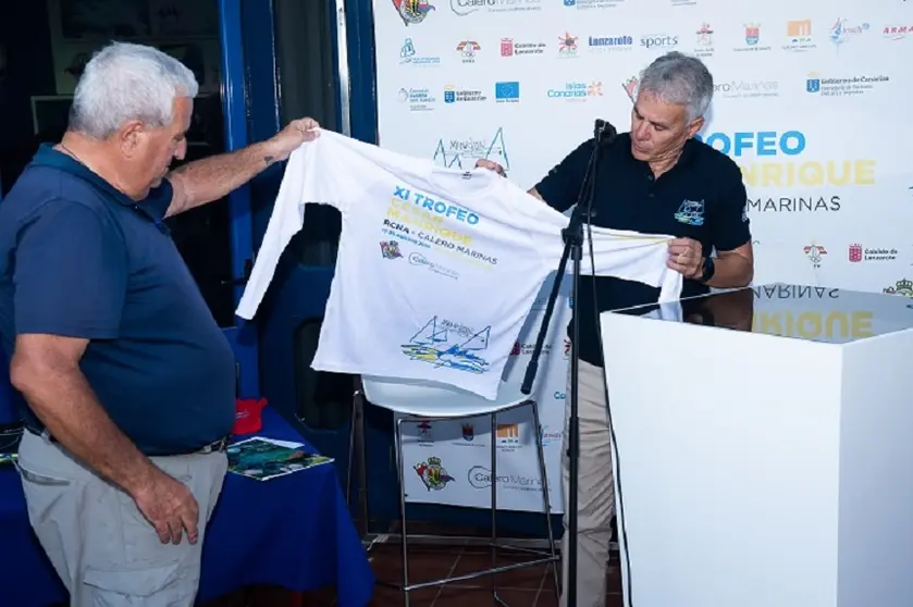 Imagen de la reunión de patrones para la presentención del Trofeo César Manrique.