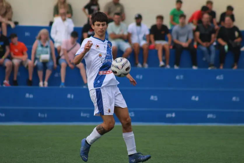 Imagen de Agoney Rodríguez durante la disputa de un partido con la UD Lanzarote.