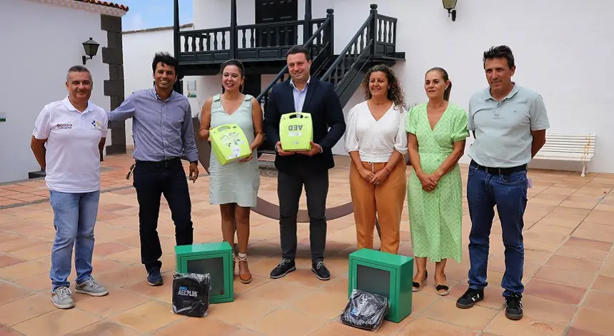 Imagen de la entrega del desfibrilador al Ayuntamiento de Yaiza.