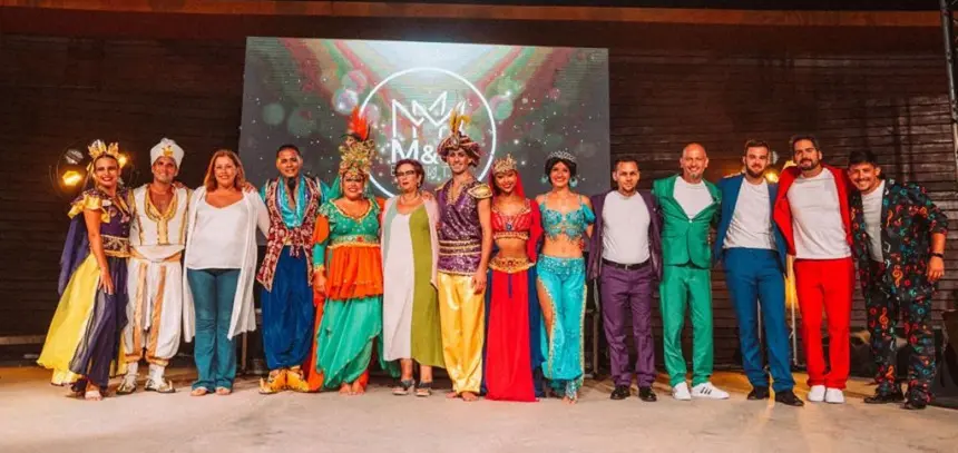 Imagen de Astrid Pérez y Encarna Páez con los componentes del musical The Magic Door.