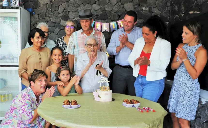 Dolores Fernández Marrero celebrando su cumpleaños.
