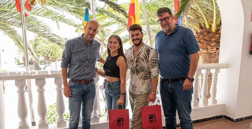 Imagen de Raúil de León e Isidro Pérez junto a Ainara Soto y Marcos García.