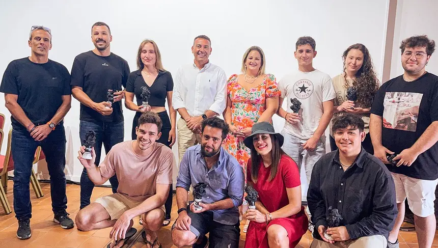 Imagen de Oswaldo Betancort y Sara Bermúdez junto a los premiados del certamen de arte joven de Teguise.