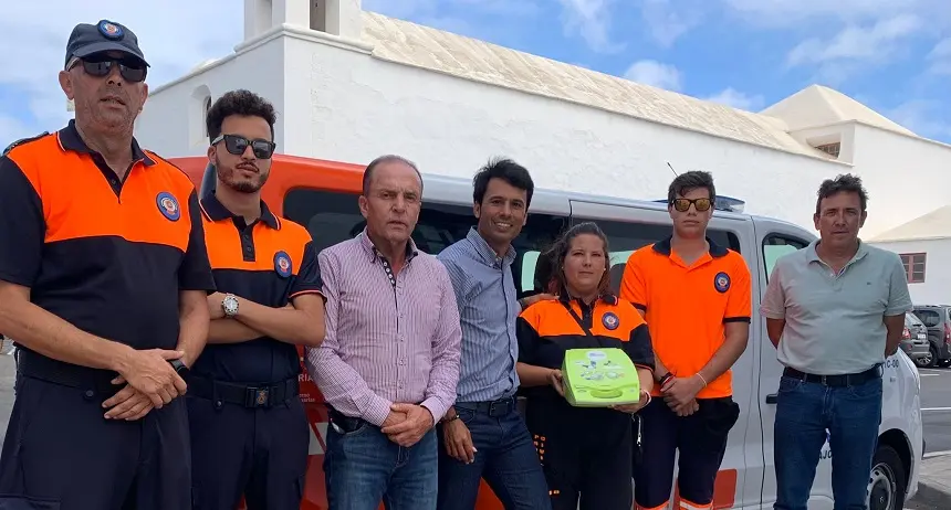 Imagen de la entrega del desfibrilador a Protección Civil en Tinajo.