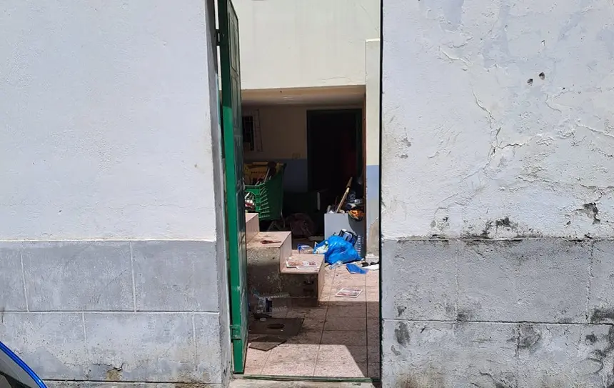 Imagen de la entrada de la vivienda abandonada.