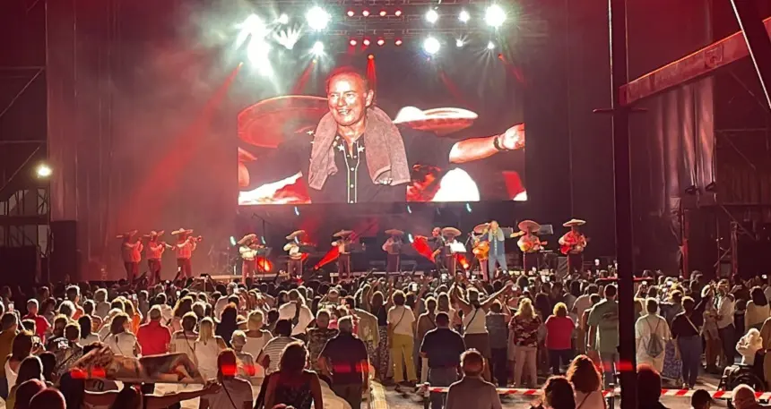 Imagen de la gran afluencia de público en el concierto de Bertín Osborne.