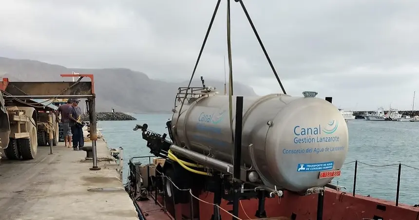 Imagen del transporte de una cuba de agua de Canal Gestión con destino La Graciosa.