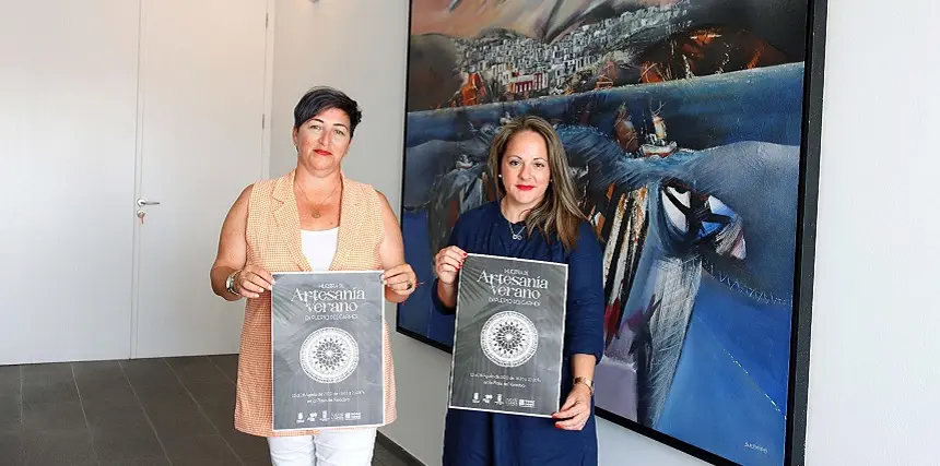 Imagen de Kalinda Pérez y Carmen Guadalupe presentando la Muestra de Artesanía de Verano.