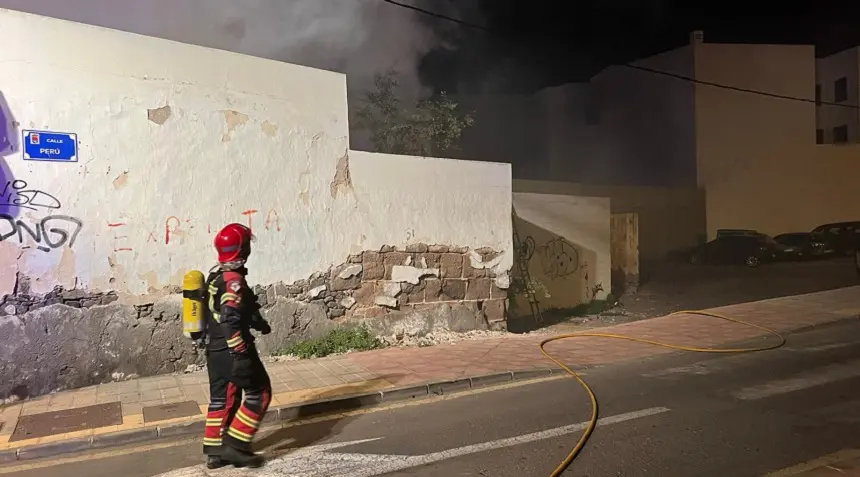 Imagen de los bomberos extinguiendo el incendio de la vivienda abandonada.