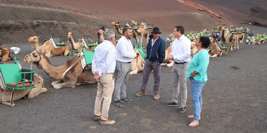 Óscar Noda junto a los camellos de Timanfaya.