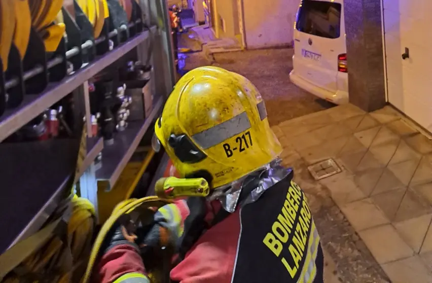 Imagen de los bomberos durante su actuación en un incendio dentro de una vivienda.