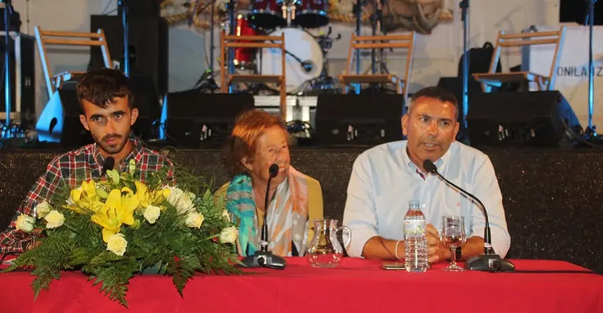 Imagen de Oswaldo Betancort junto a María Elena Garrido García durante el pregón de las fiestas de Famara.