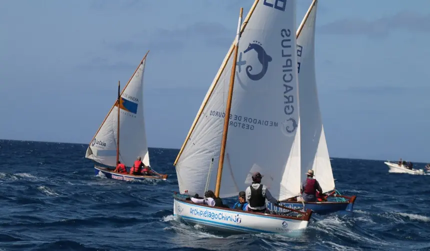 Imagen de varias embarcaciones durante la regata de San Ginés.