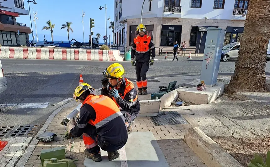 Imagen de los bomberos retirando el semáforo caído.