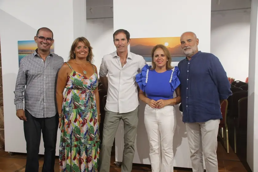 Imagen de representantes políticos de Teguise en la exposición de Famara.