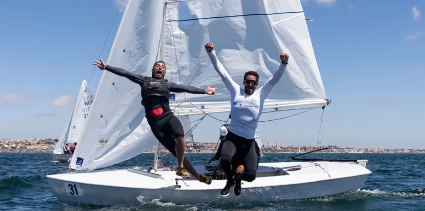 Imagen de Alfredo González y Cristian Sánchez celebrando el campeonato del mundo de Snipe.