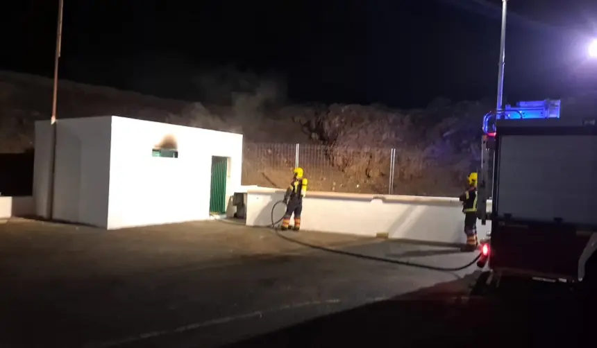 Imagen de los bomberos durante su intervención en el Recinto Ferial.