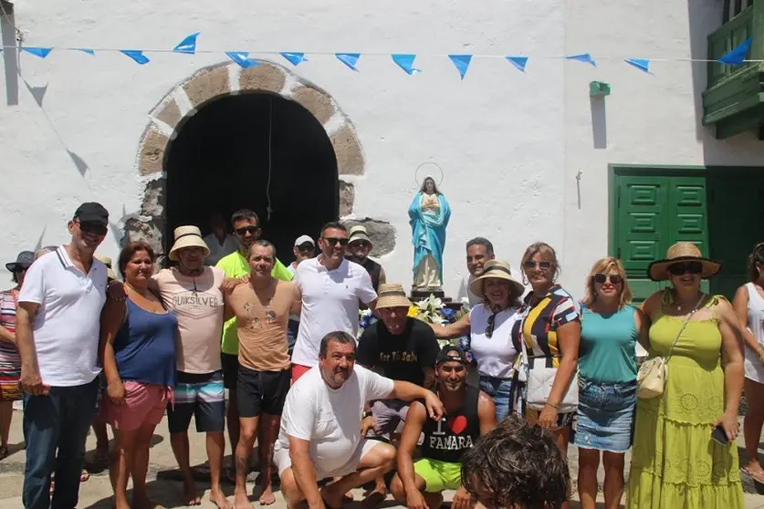 Imagen de representantes del Gobierno de Teguise en la procesión de Caleta de Famara.